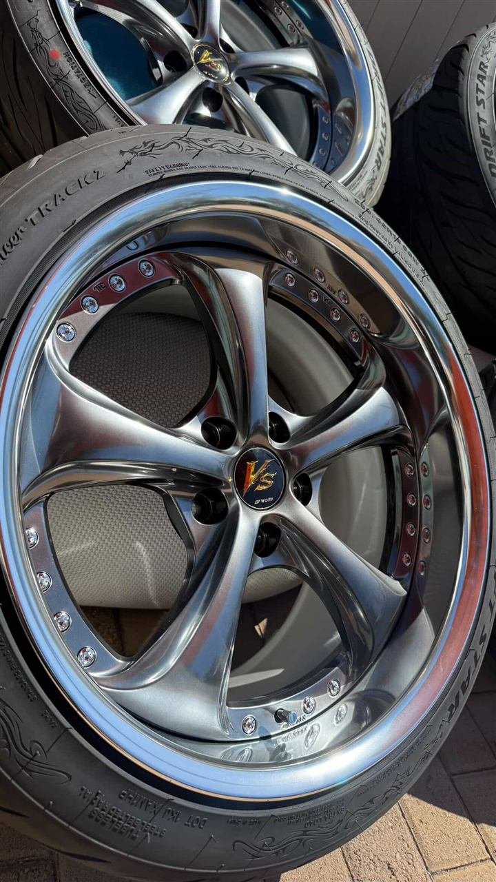 Polished multi-piece wheel with low-profile tire